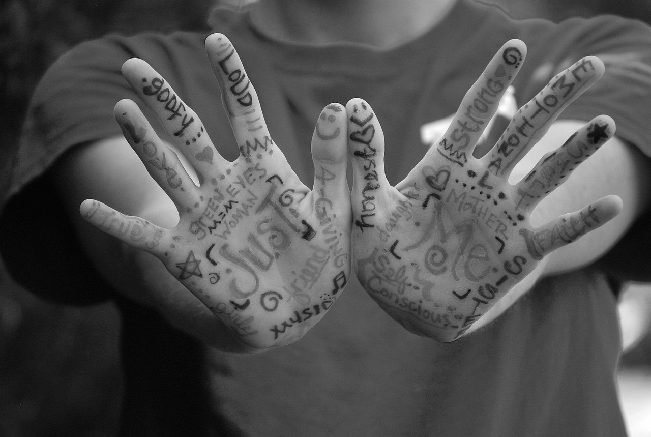 mani di bambino che hanno scritte in lingua inglese