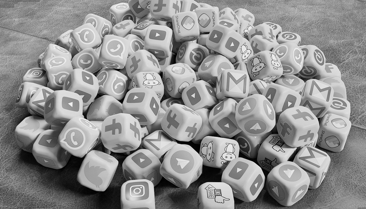 cubi vari e ammucchiati che hanno come simboli le icone dei social media