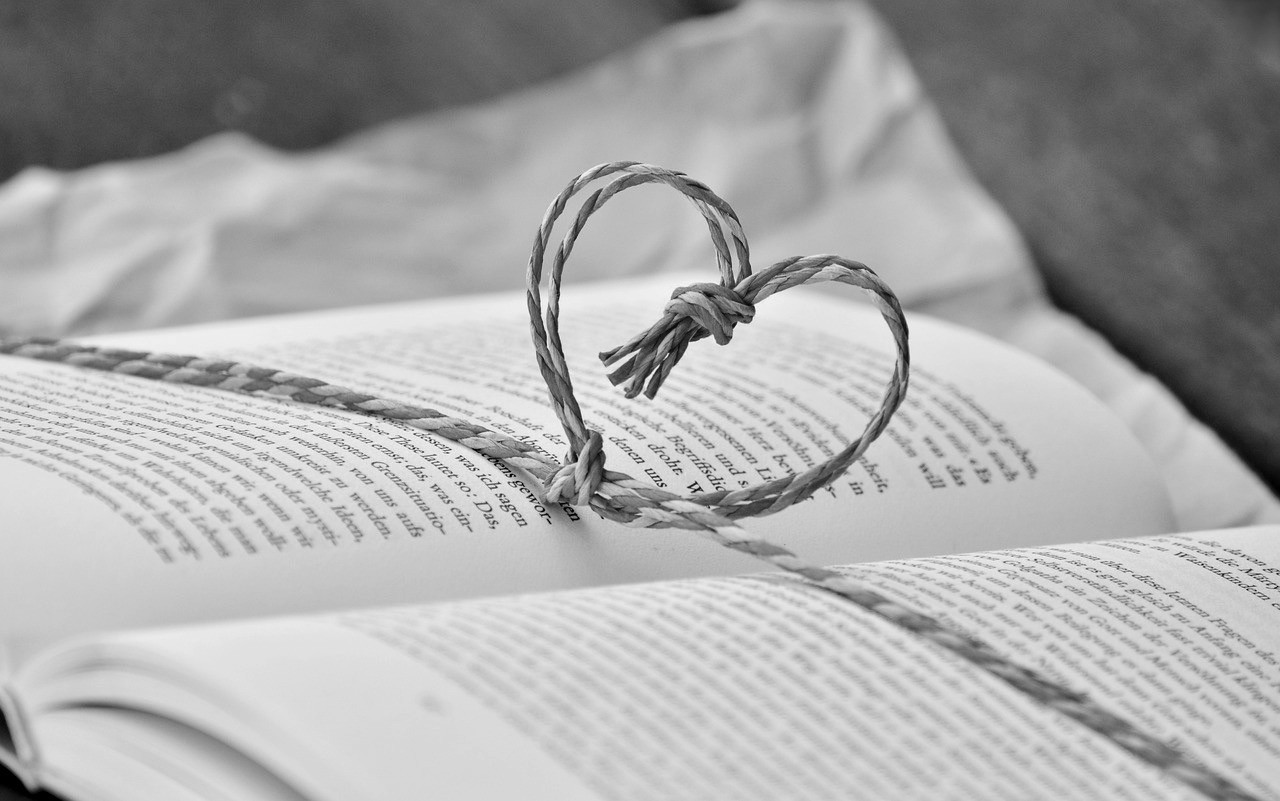 un libro aperto e uno spago che forma un cuore