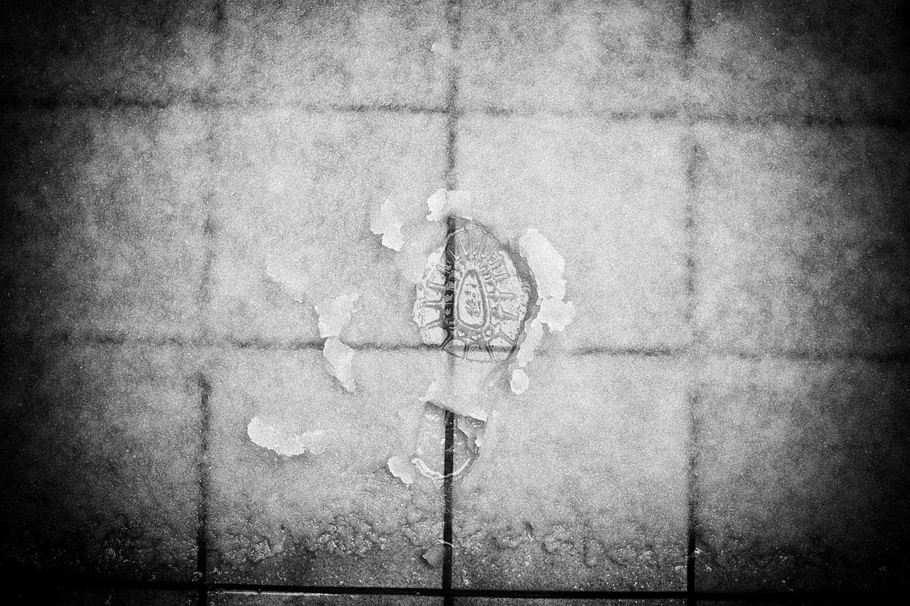 impronta di scarpa su piastrelle che sembrano bagnate