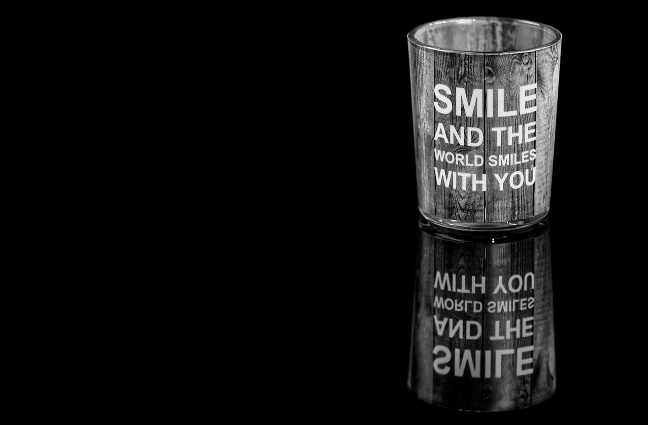 un porta penne con su scritto stile and the world smiles with you