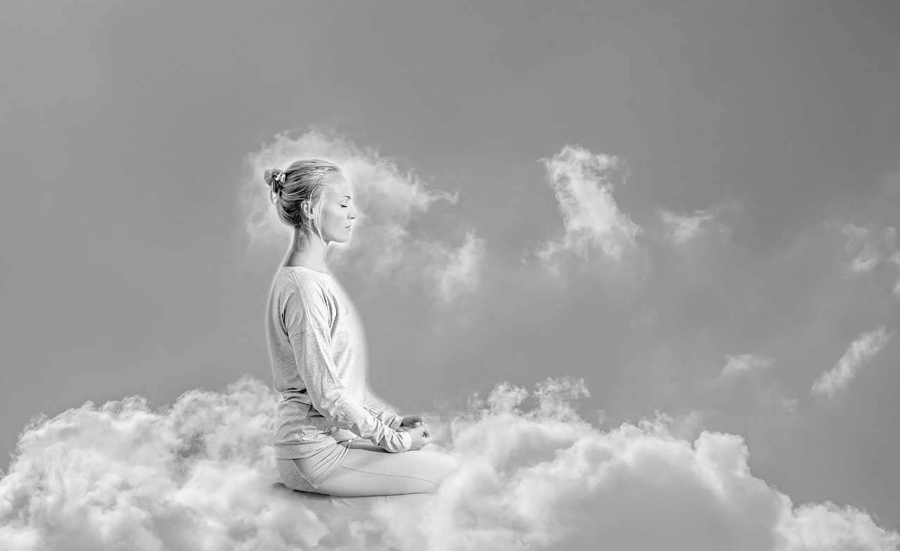una ragazza fa meditazione sulle nuvole