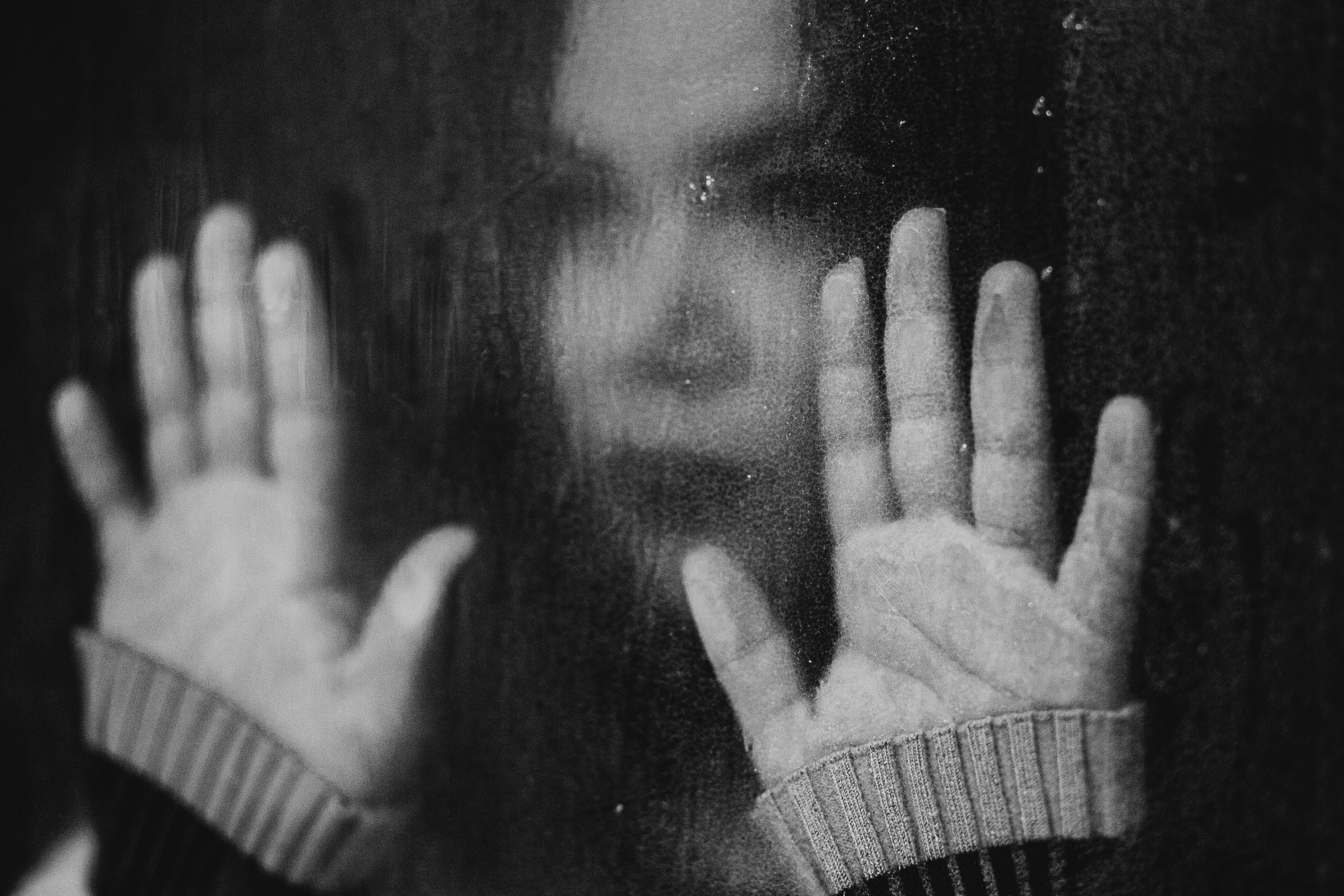 donna palpeggia le mani sul vetro