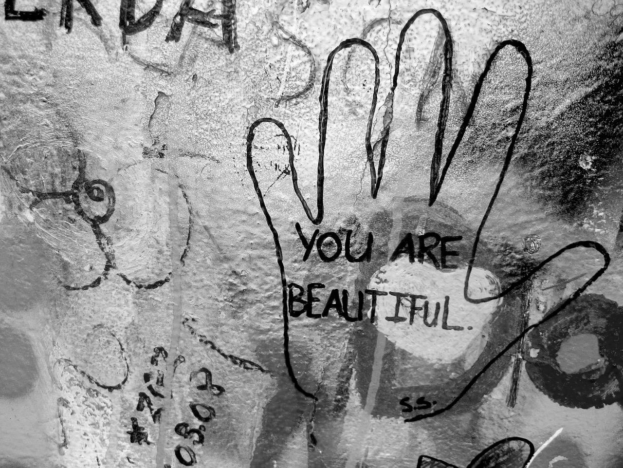 autostima e identità personale, una scritta sul muro che dice you are beautiful
