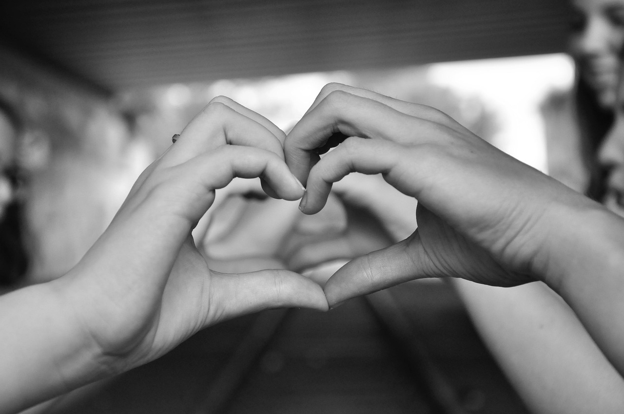 diventare la propria casa due mani formano un cuore