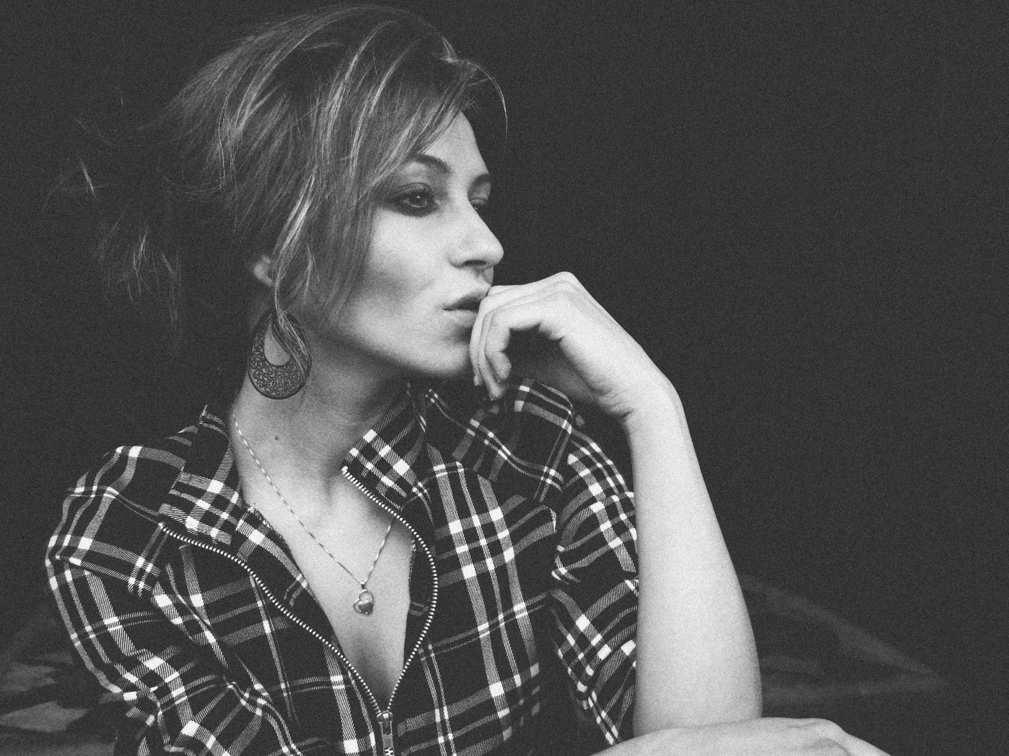 donna pensierosa e preoccupata
