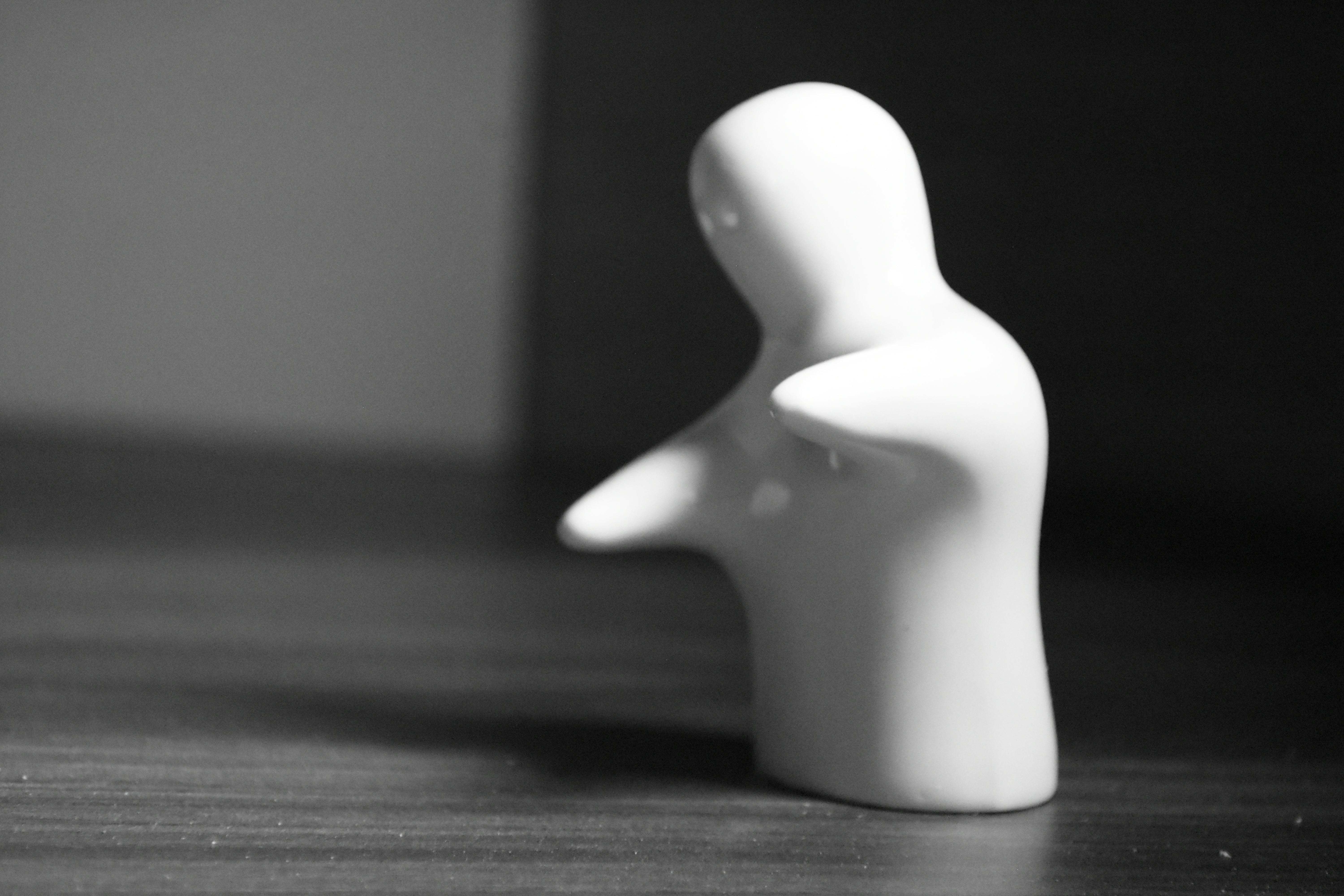 bisogno di essere necessari, una statuetta di ceramica a forma umana con braccia aperte