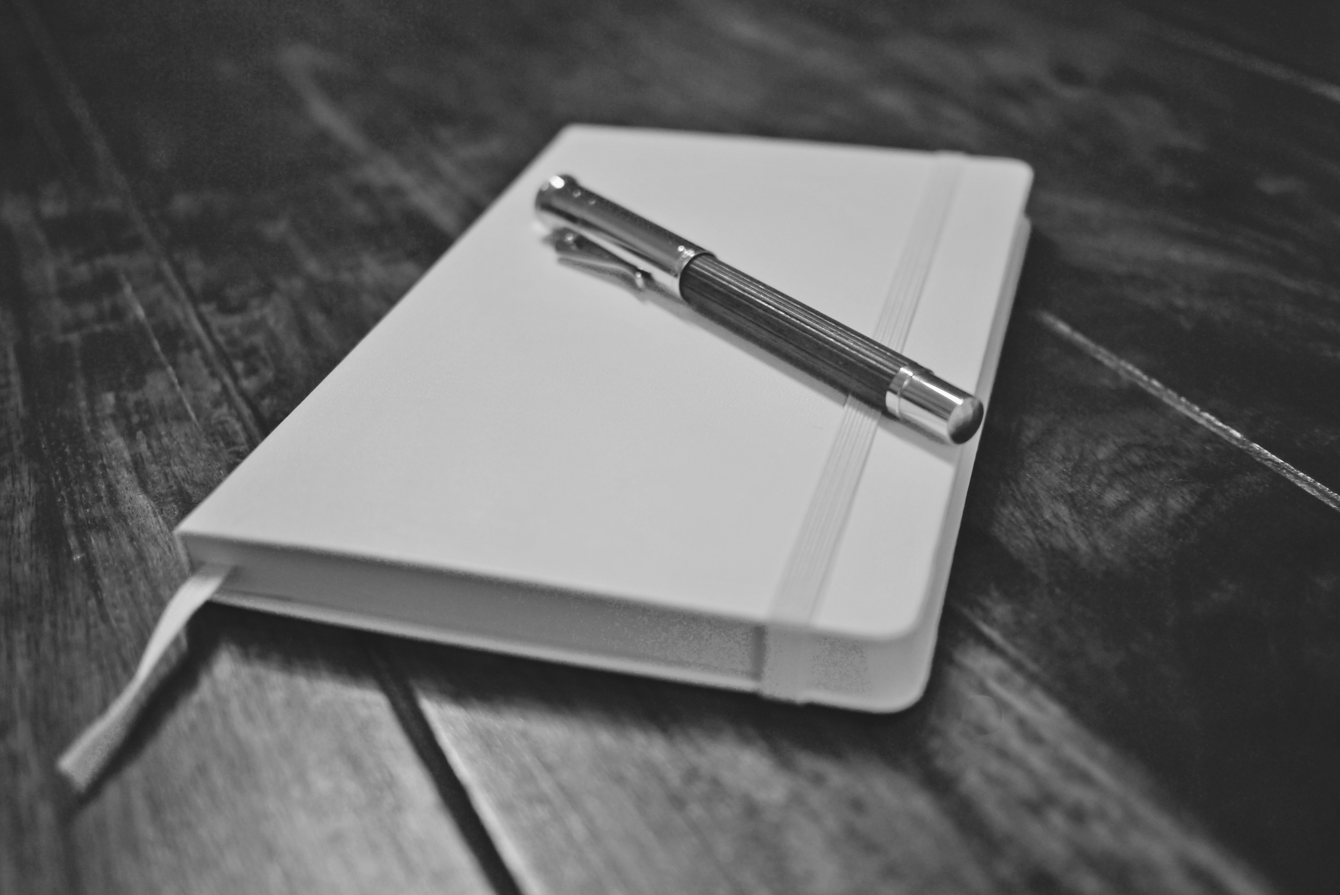 un notes per scrittura a mano e una penna sopra